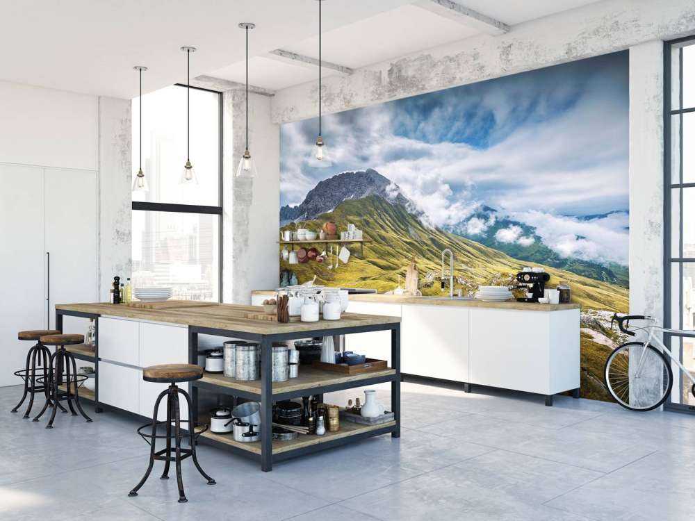 Paysage de montagne avec des nuages et un lac de montagne