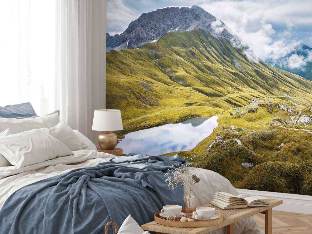 Paysage de montagne avec des nuages et un lac de montagne