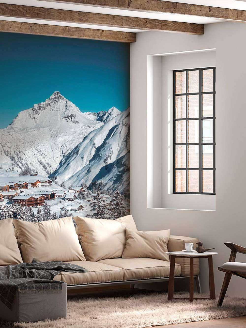 Refuges de montagne sous des sommets enneigés