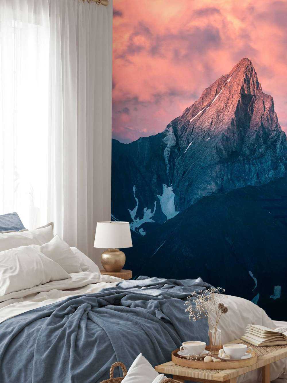 Cime de montagne dans la pénombre ardente