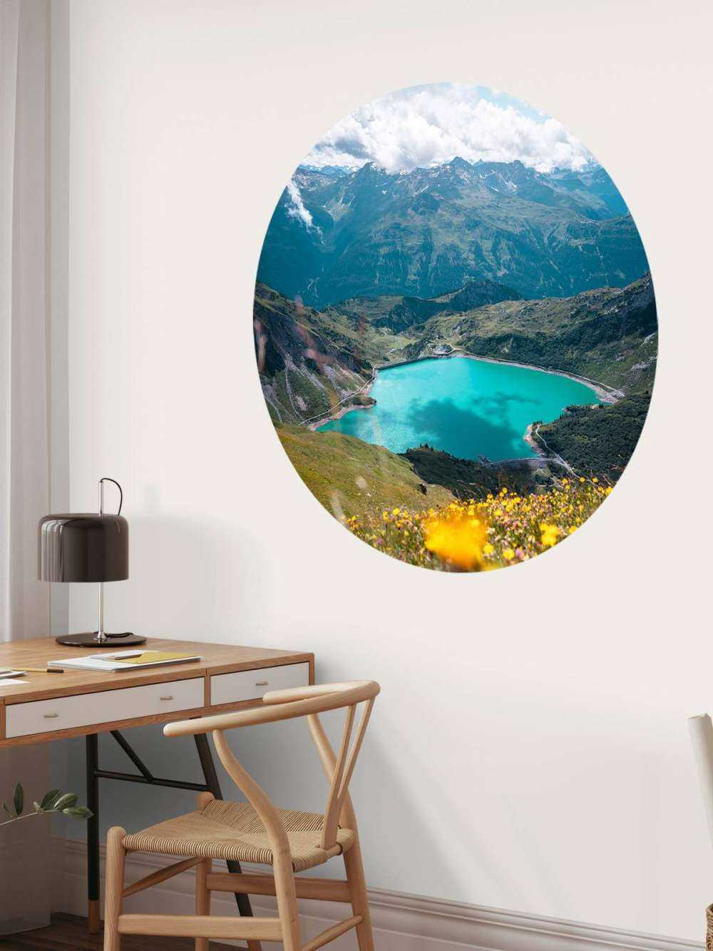 Champ de fleurs au bord d'un lac de montagne turquoise.