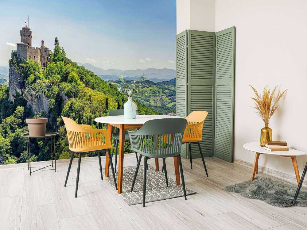 Château de montagne au-dessus des collines verdoyantes.