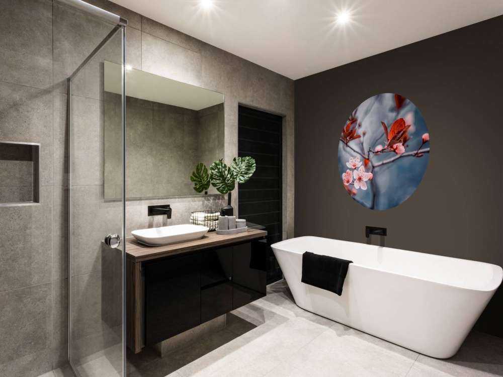 Fleur de cerisier avec des feuilles brun-rouge.