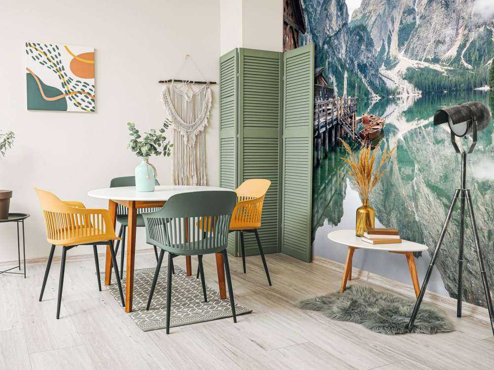 Lac de montagne dans une brume matinale silencieuse.