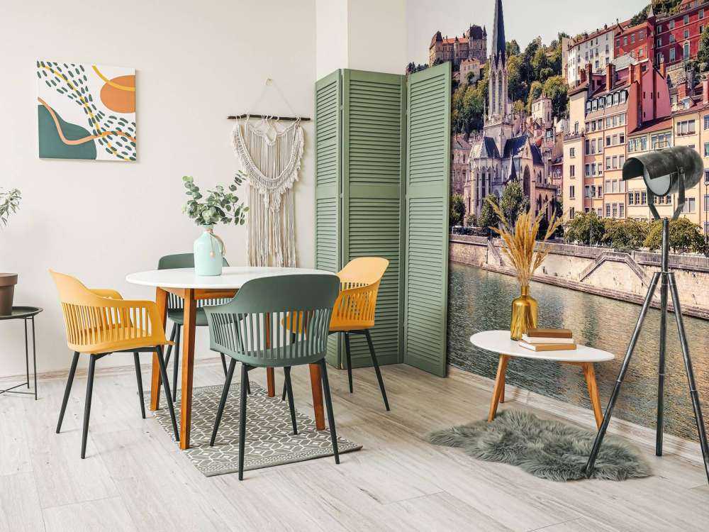 Centre-ville ensoleillé avec des façades pastel