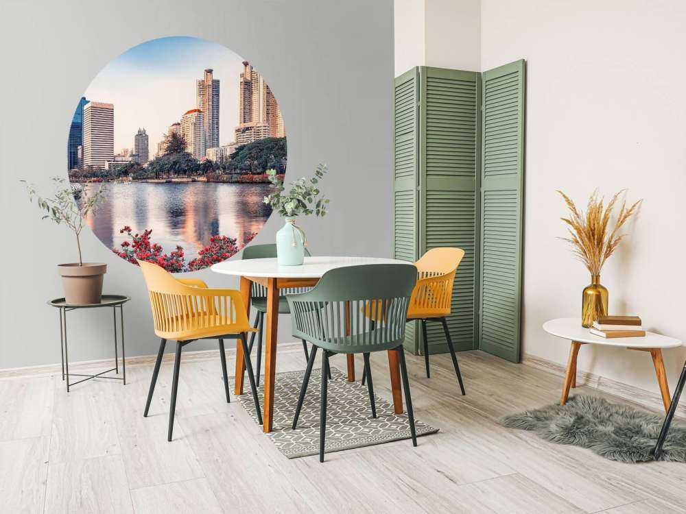 Fleurs au bord de l'eau de la ville