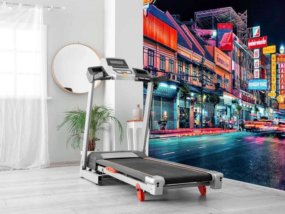 La vie nocturne dans le Chinatown néon.