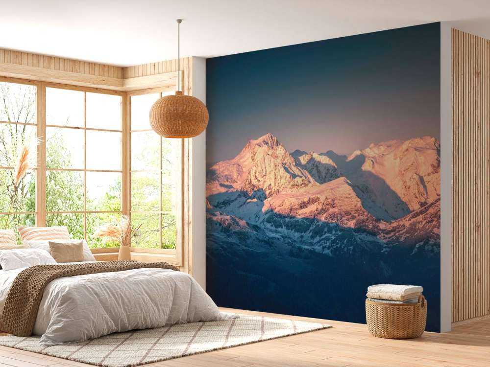 Lumière du matin sur les sommets enneigés.