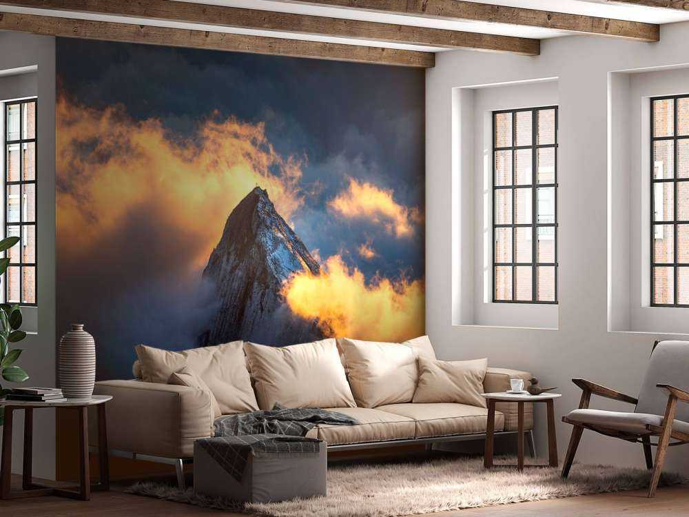 Sommet de montagne dans une mer de nuages ardents