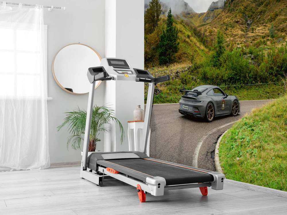 Voiture de sport dans le brouillard de montagne