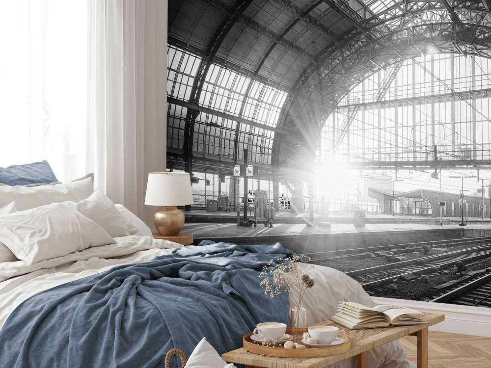 Lever de soleil sur une station en noir et blanc