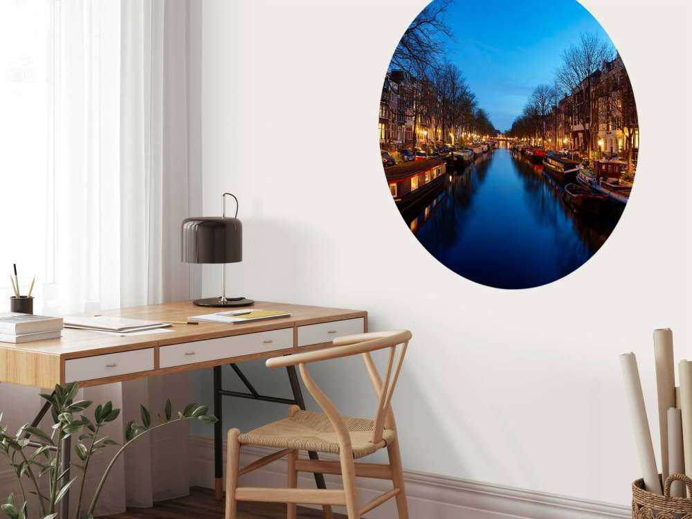 Bateaux fluviaux le long du canal illuminé