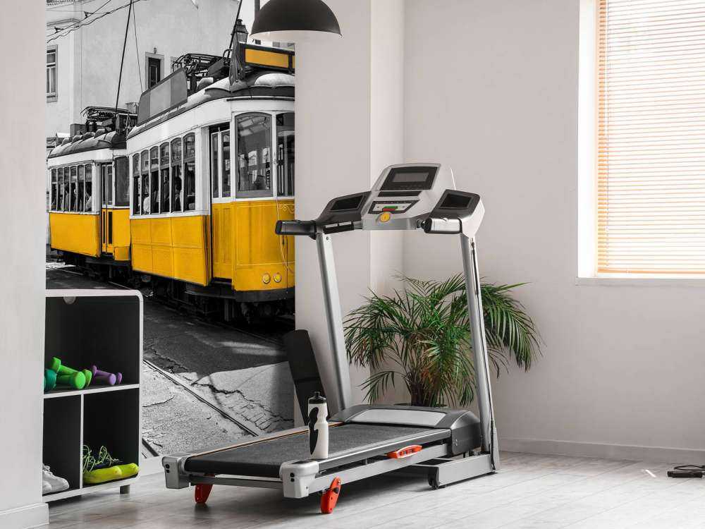 Tramway jaune dans une rue en noir et blanc