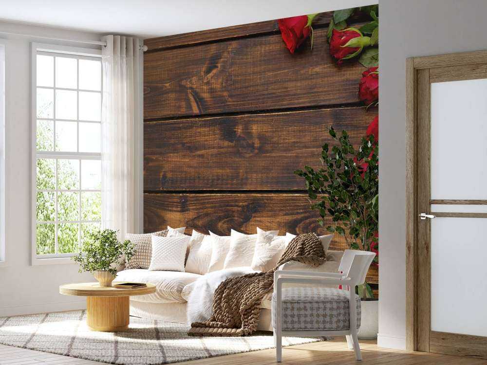 Roses rouges sur bois