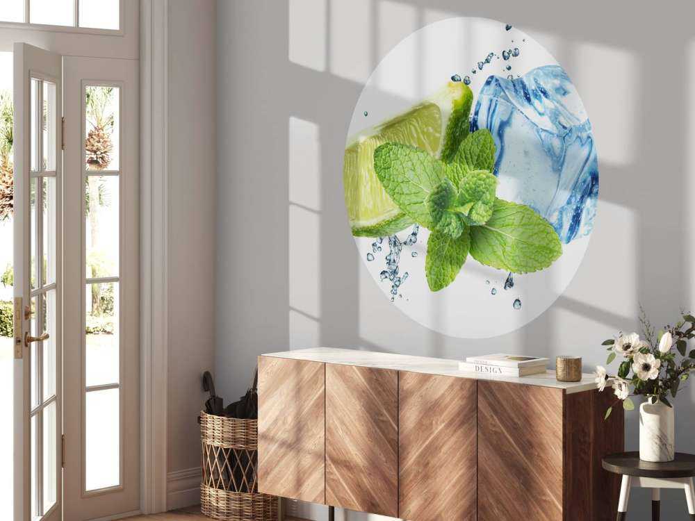 Éclaboussure de l'eau avec de la menthe et de la chaux