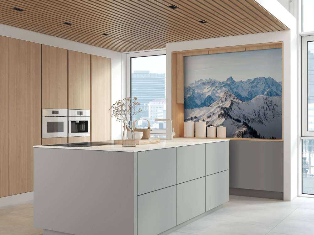 Chaîne de montagnes hivernales avec des crêtes de sapins enneigées