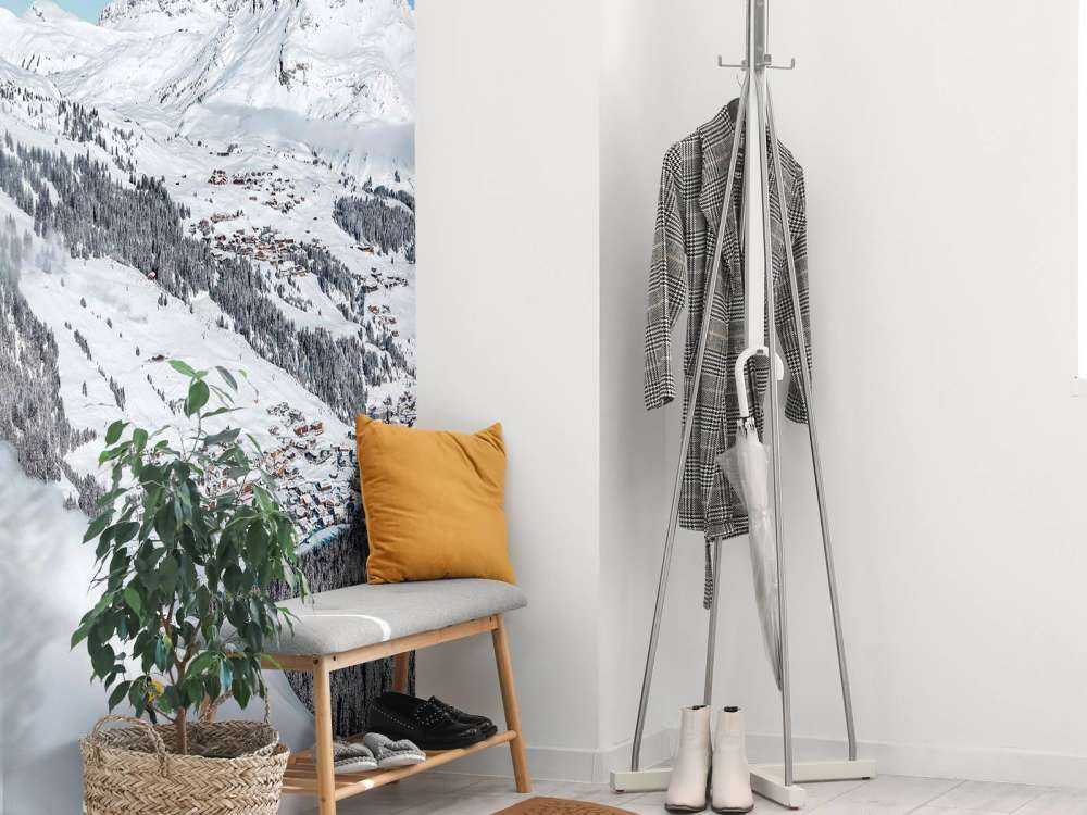 Descente au-dessus du village alpin dans la neige.