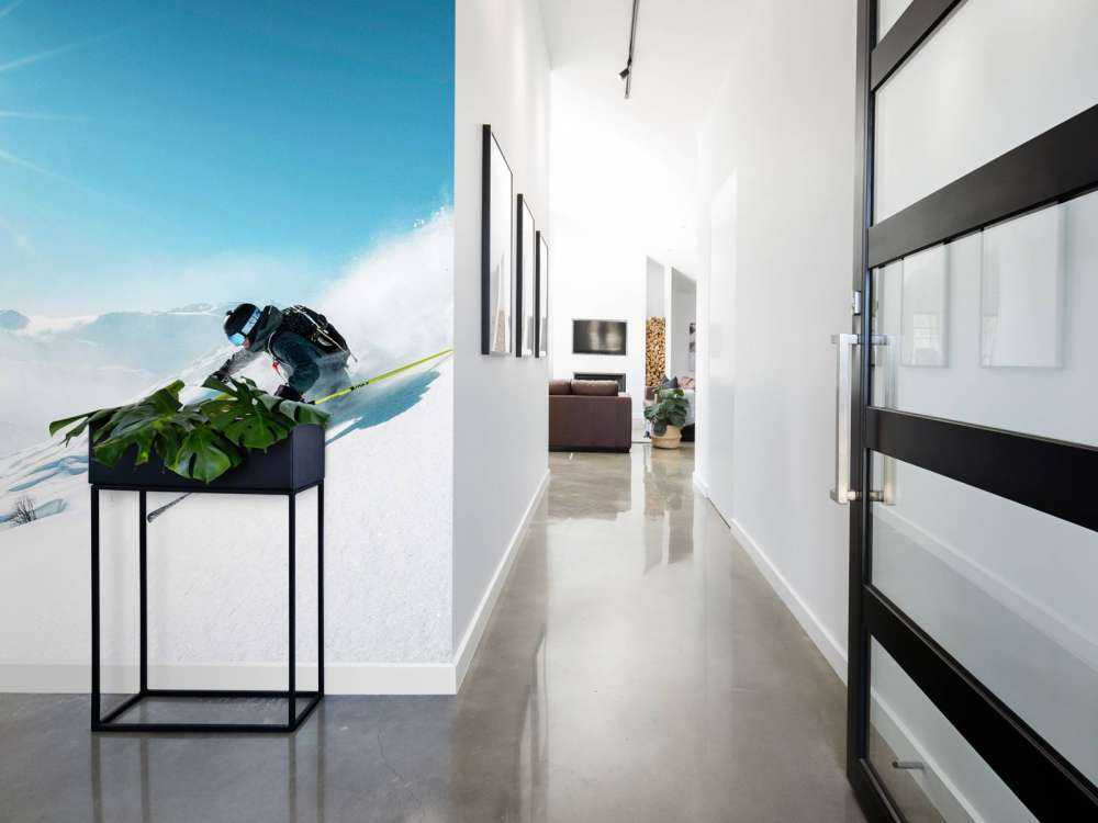 Poudreuse sous le soleil d'hiver glacial.