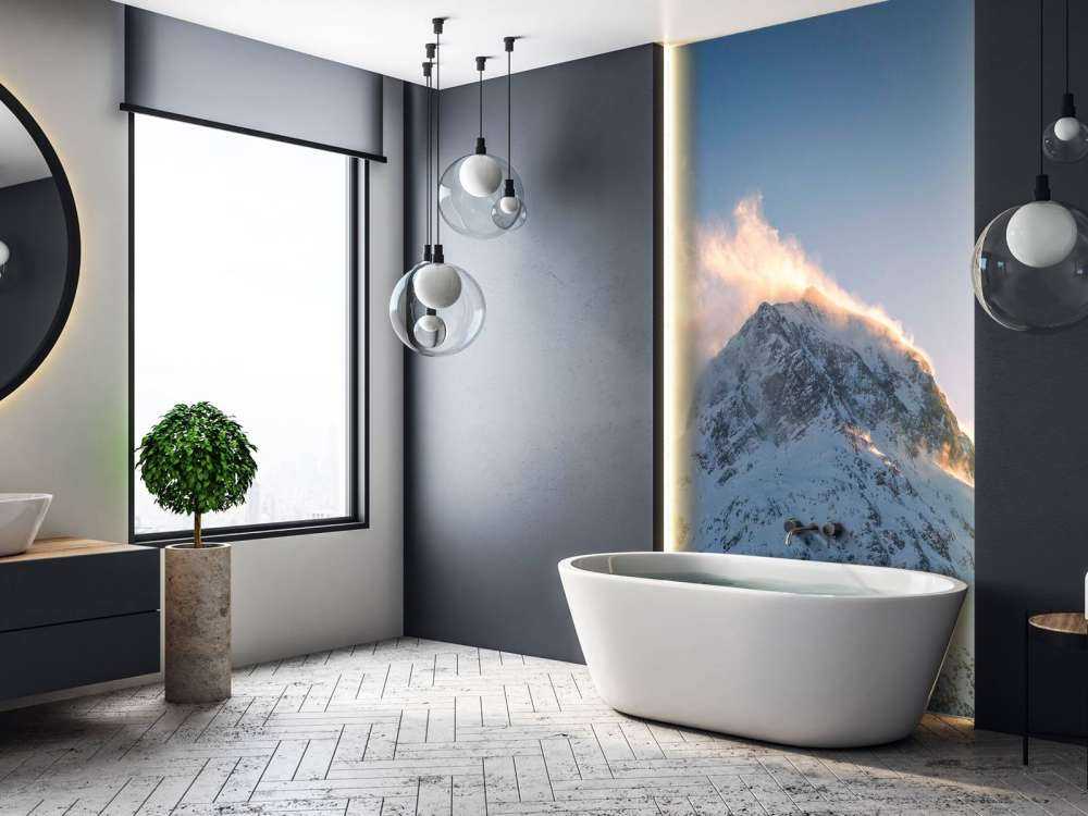 Sommet de montagne dans l'éclat du matin enflammé.