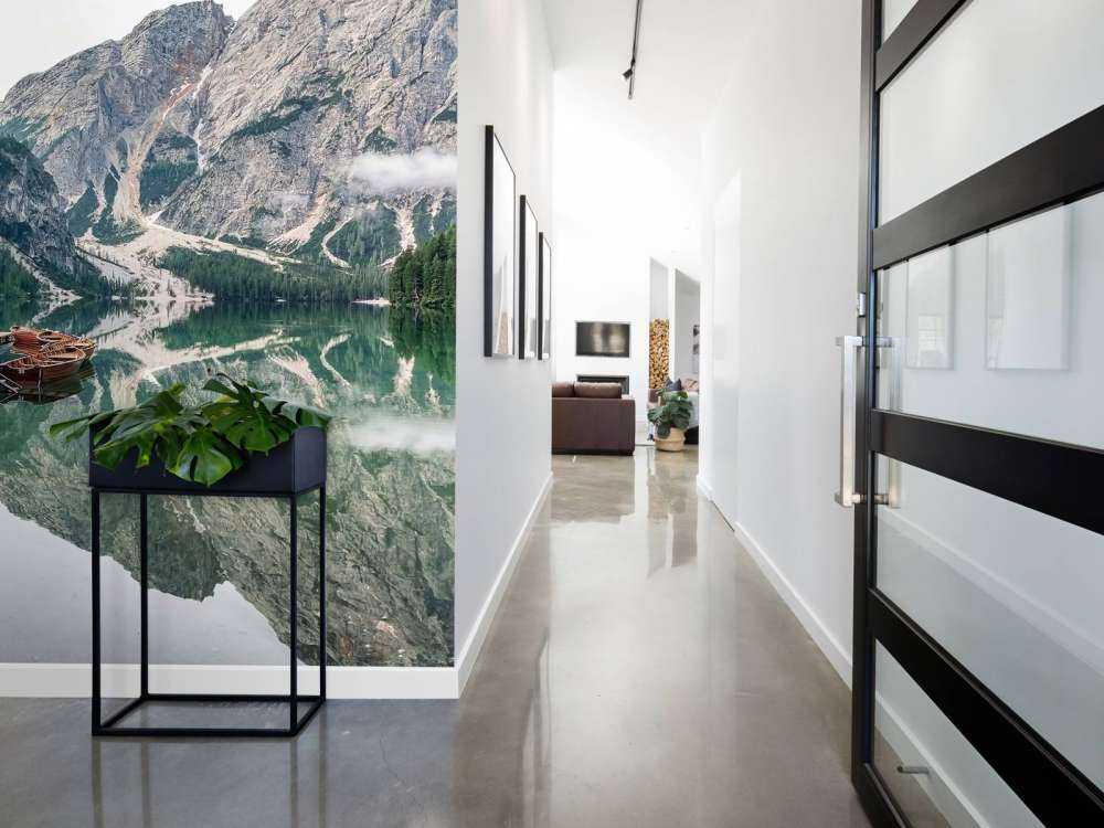 Lac de montagne dans une brume matinale silencieuse.