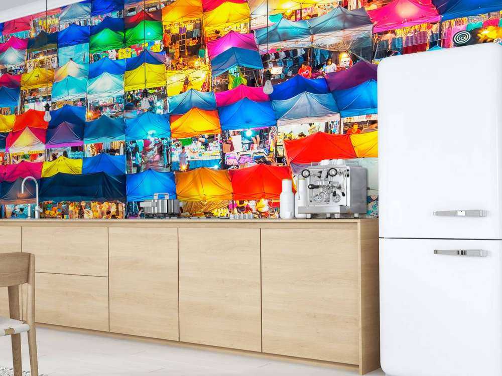 Capuchons colorés au marché nocturne