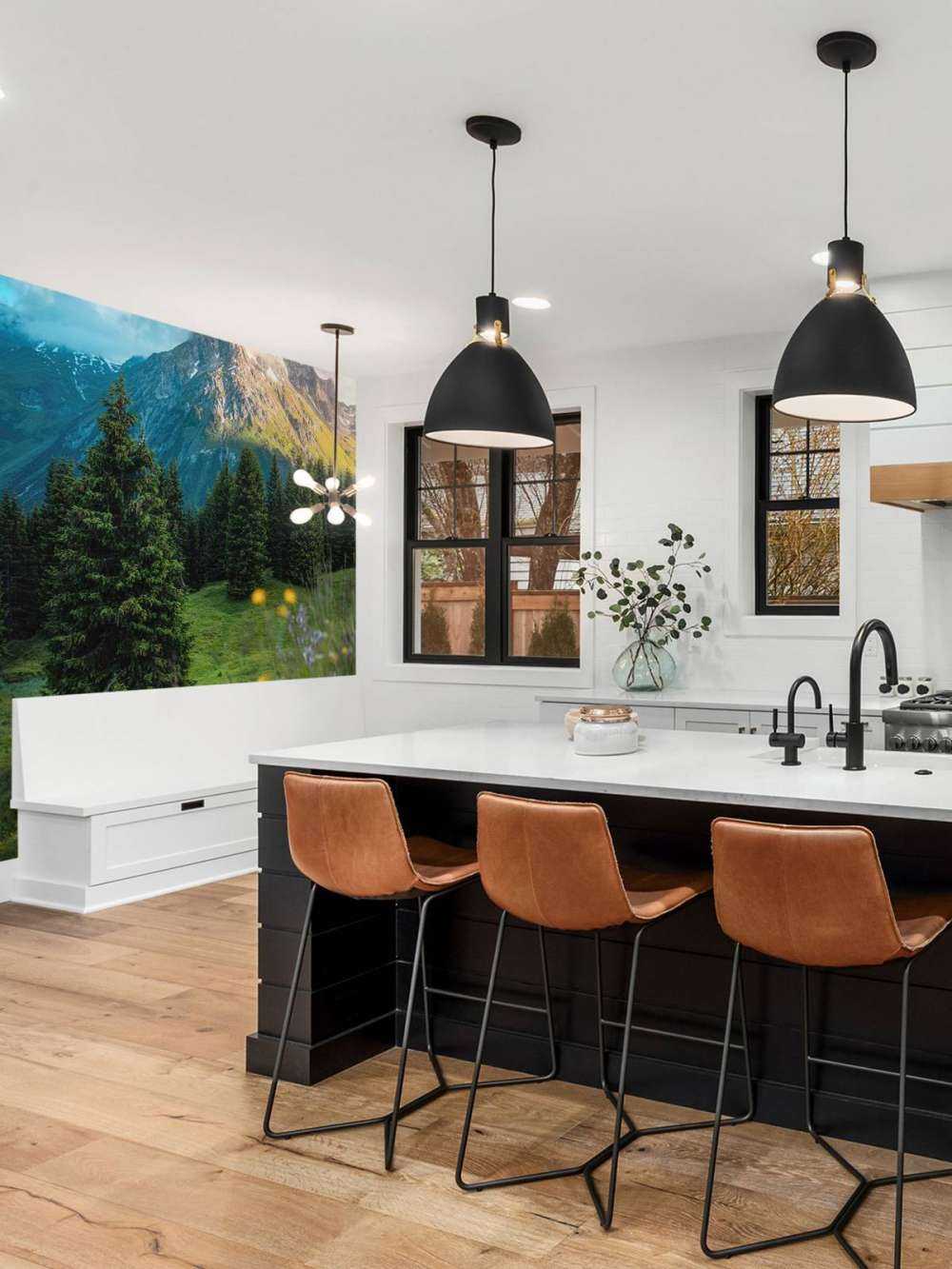 Prairie de montagne dans la brume du matin.