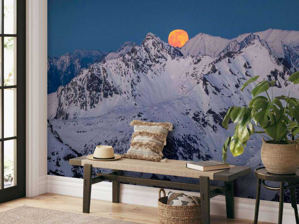 Pleine lune au-dessus des sommets alpins