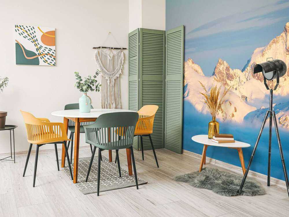 Éclat doré sur les sommets des montagnes