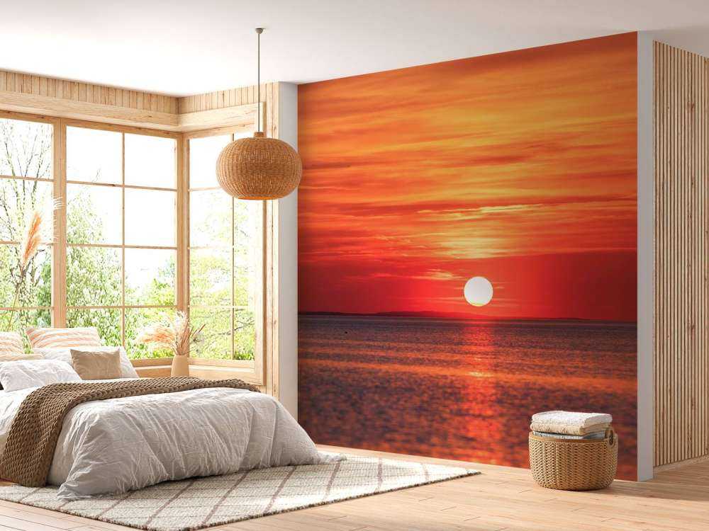 Coucher de soleil rouge feu sur une mer calme