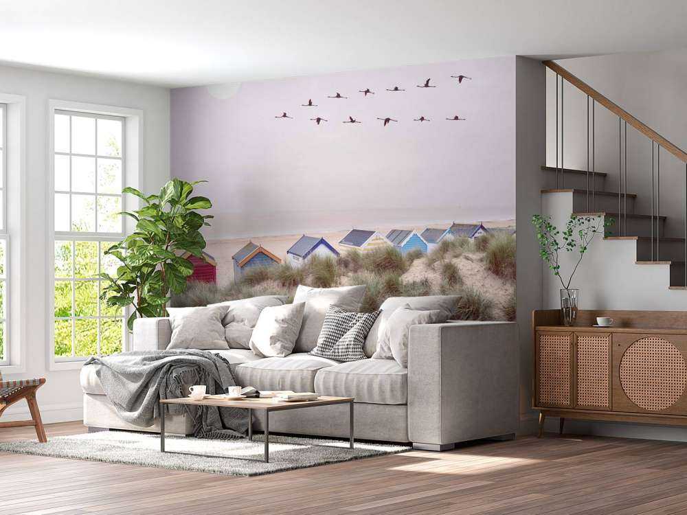 Les cabanes de plage sur le rivage sablonneux.