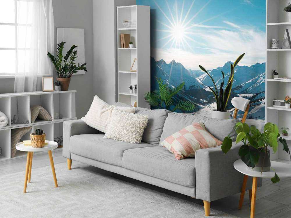 Soleil d'hiver clair au-dessus de la vallée alpine