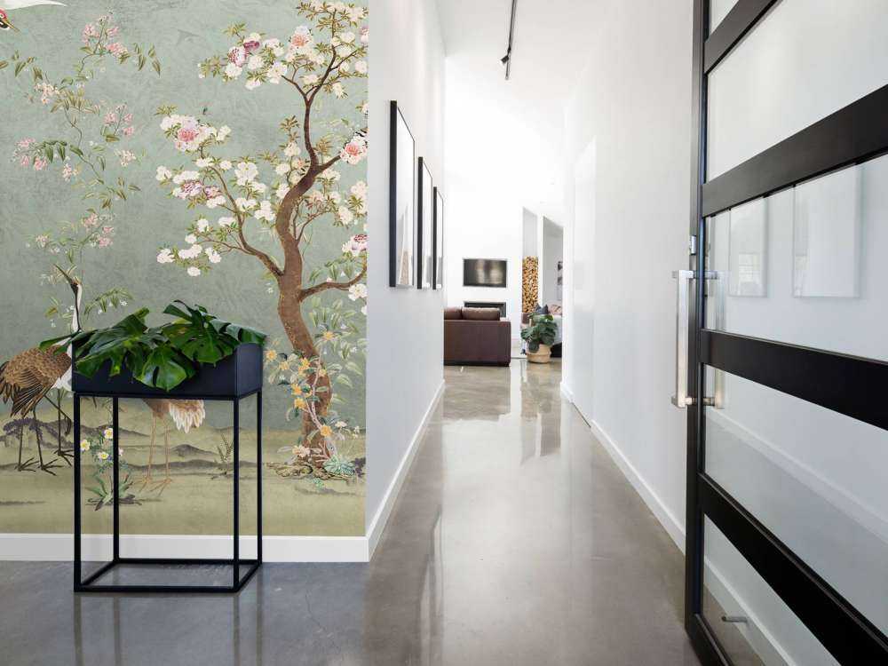 Arbres en fleurs avec des grues sur fond vert jade