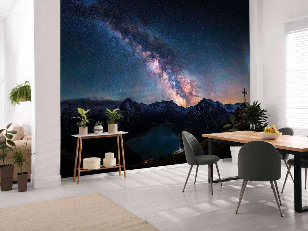 Voie lactée au-dessus du lac de montagne