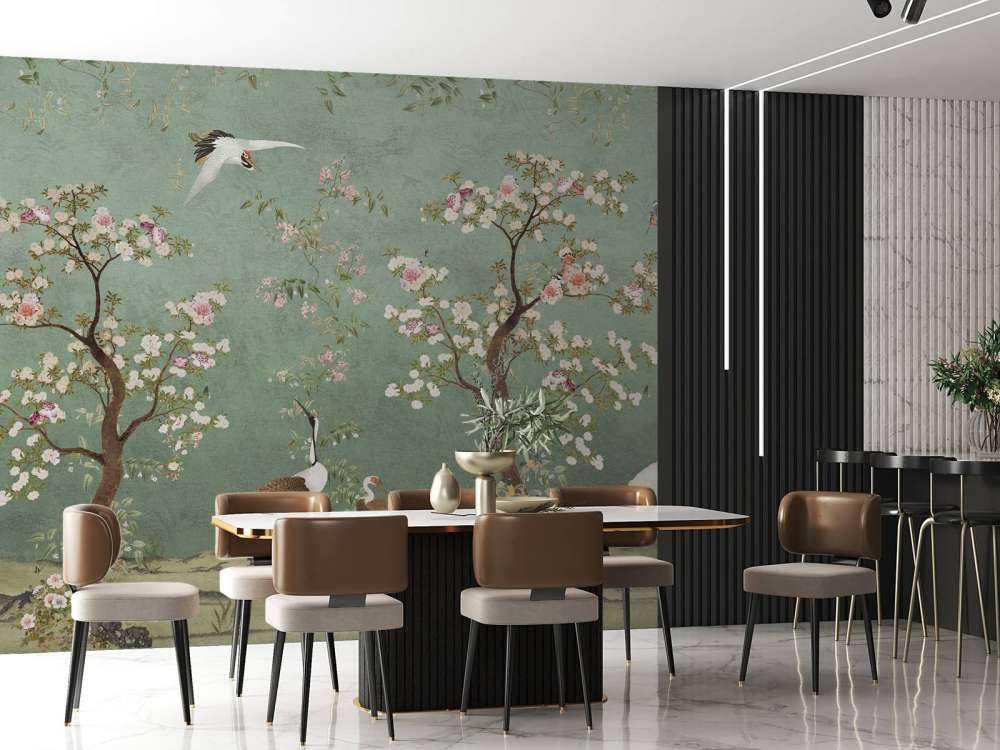 Gracieuses grues dans un paysage de fleurs.