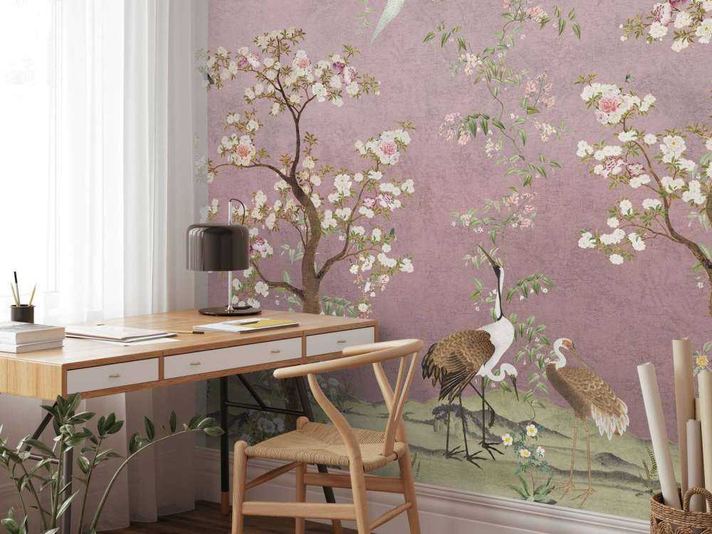 Grues sous un ciel rose en fleurs