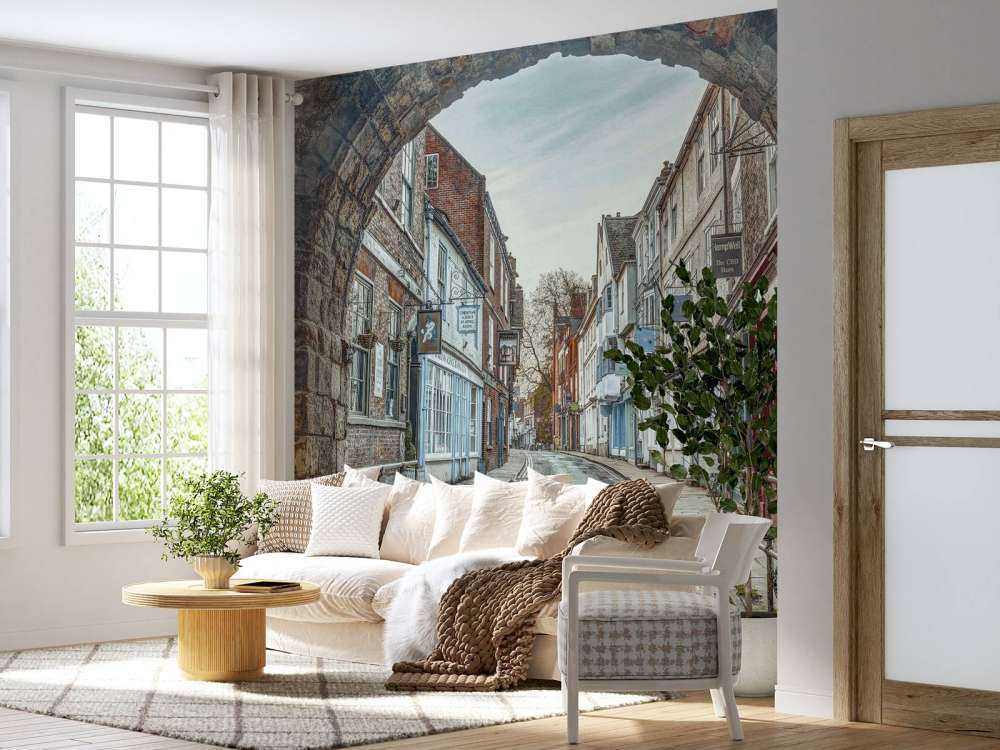 Rue historique sous une porte en pierre