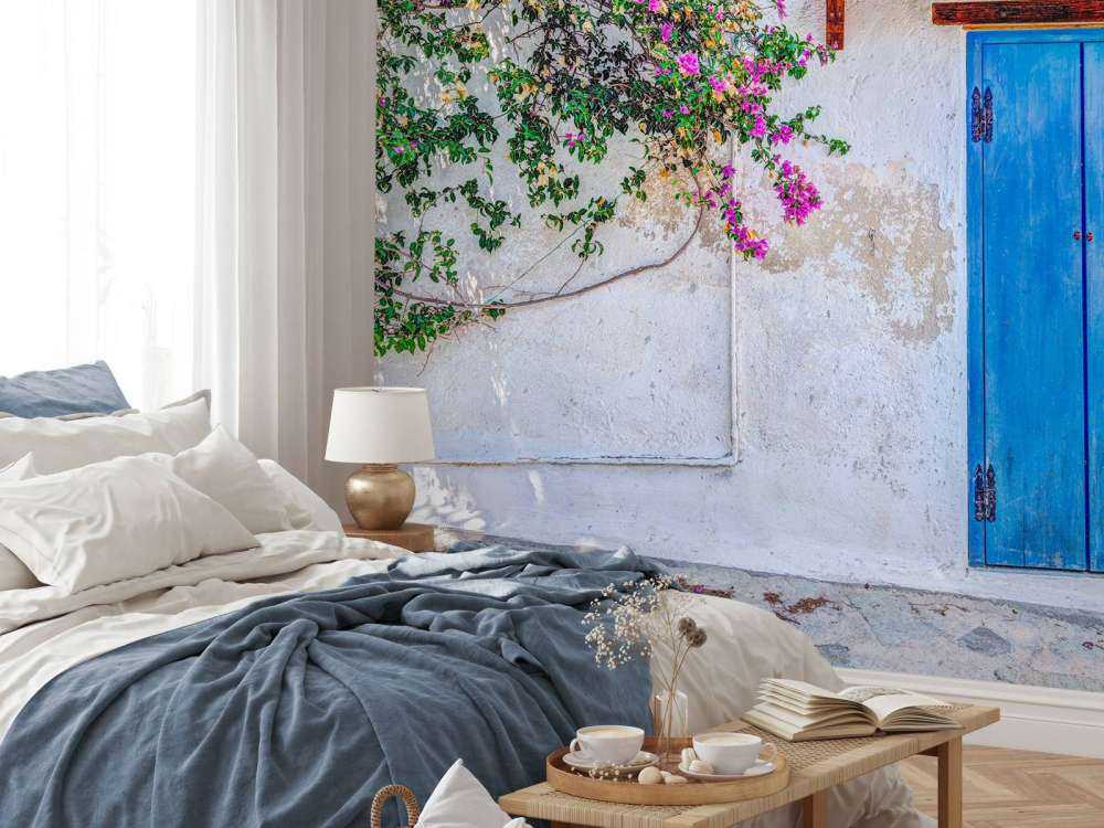 Porte bleue avec bougainvillier
