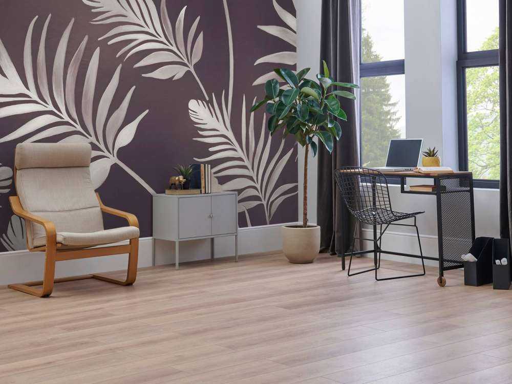 Feuilles dorées sur terre sombre