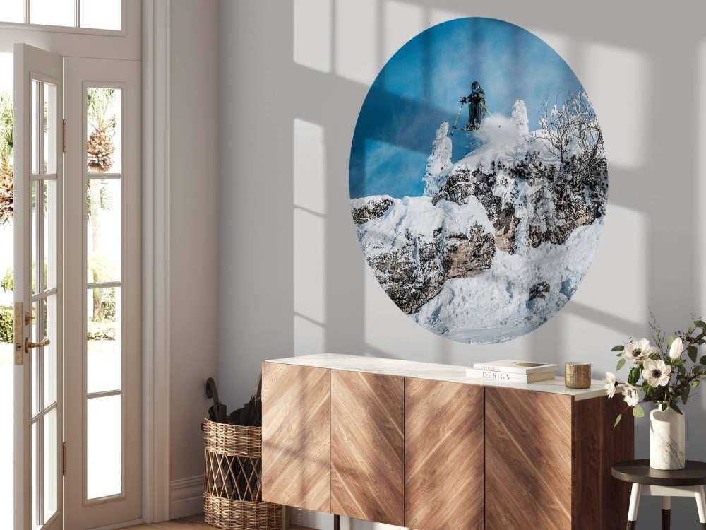 Freestyle skieur dans un monde montagneux enneigé.