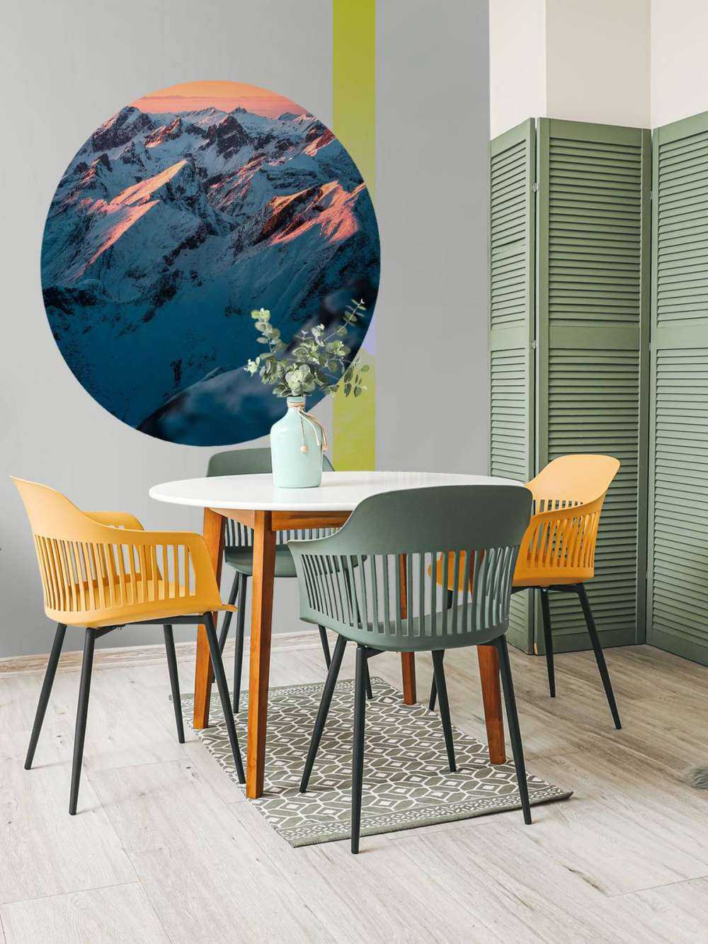 Montagnes de neige sous un ciel du matin rose