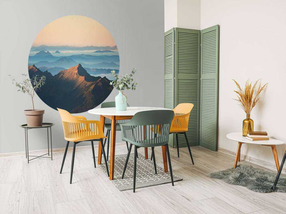 La montagne dans la brume du matin et la lumière du soleil