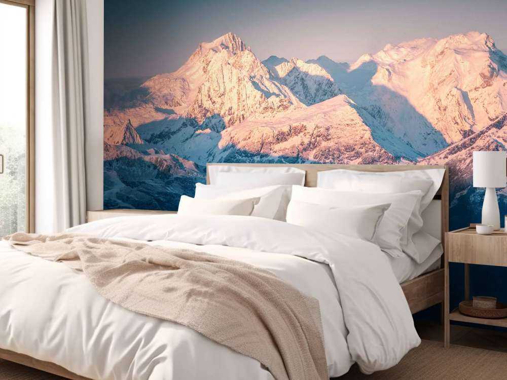 Lumière du matin sur les sommets enneigés.