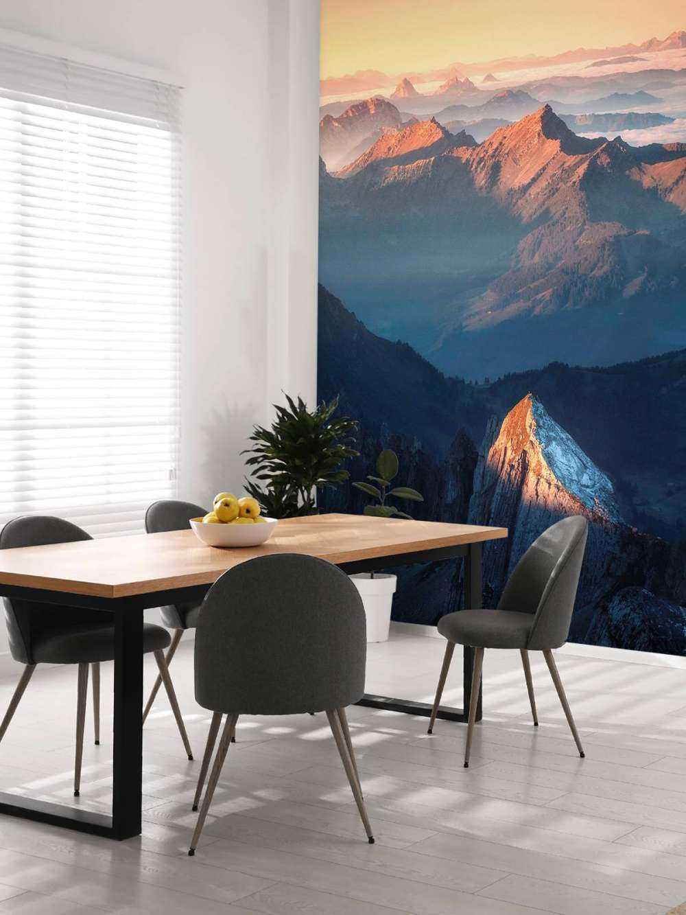 Première lumière du soleil sur la crête de la montagne.