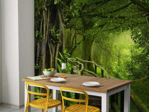Pont en bois à travers une jungle verte