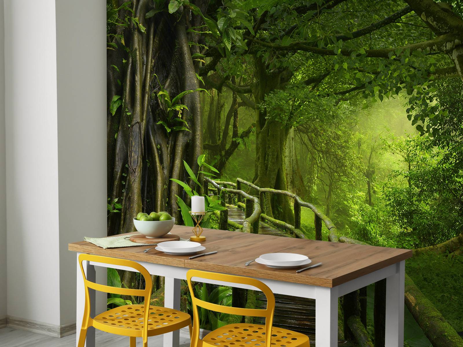 Pont en bois à travers une jungle verte