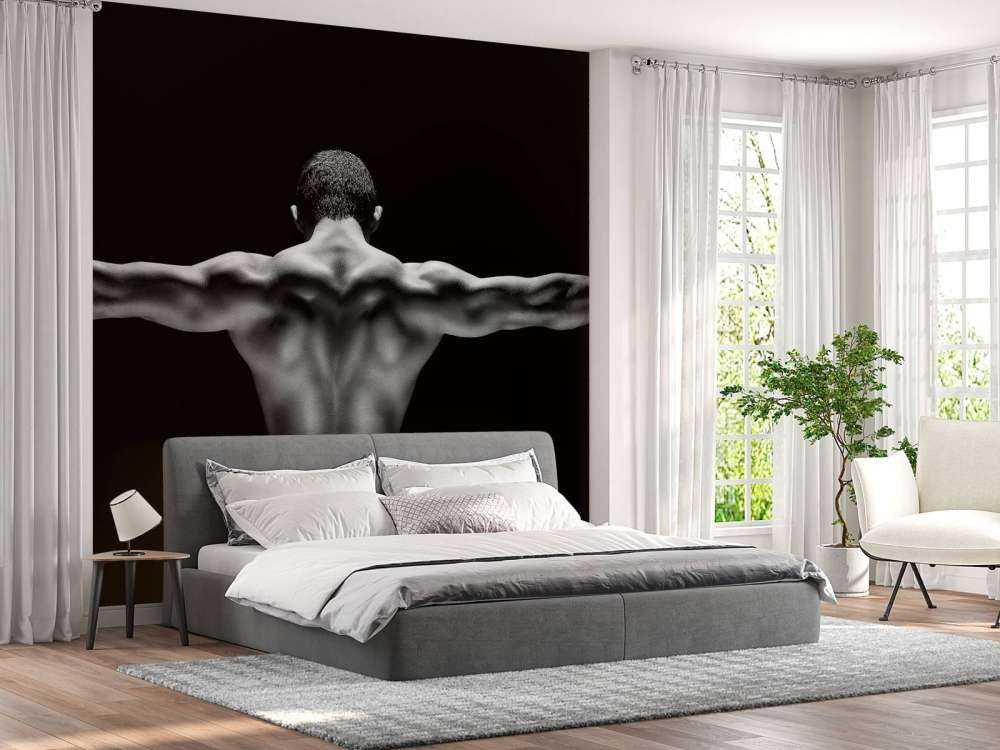 Homme aux bras tendus