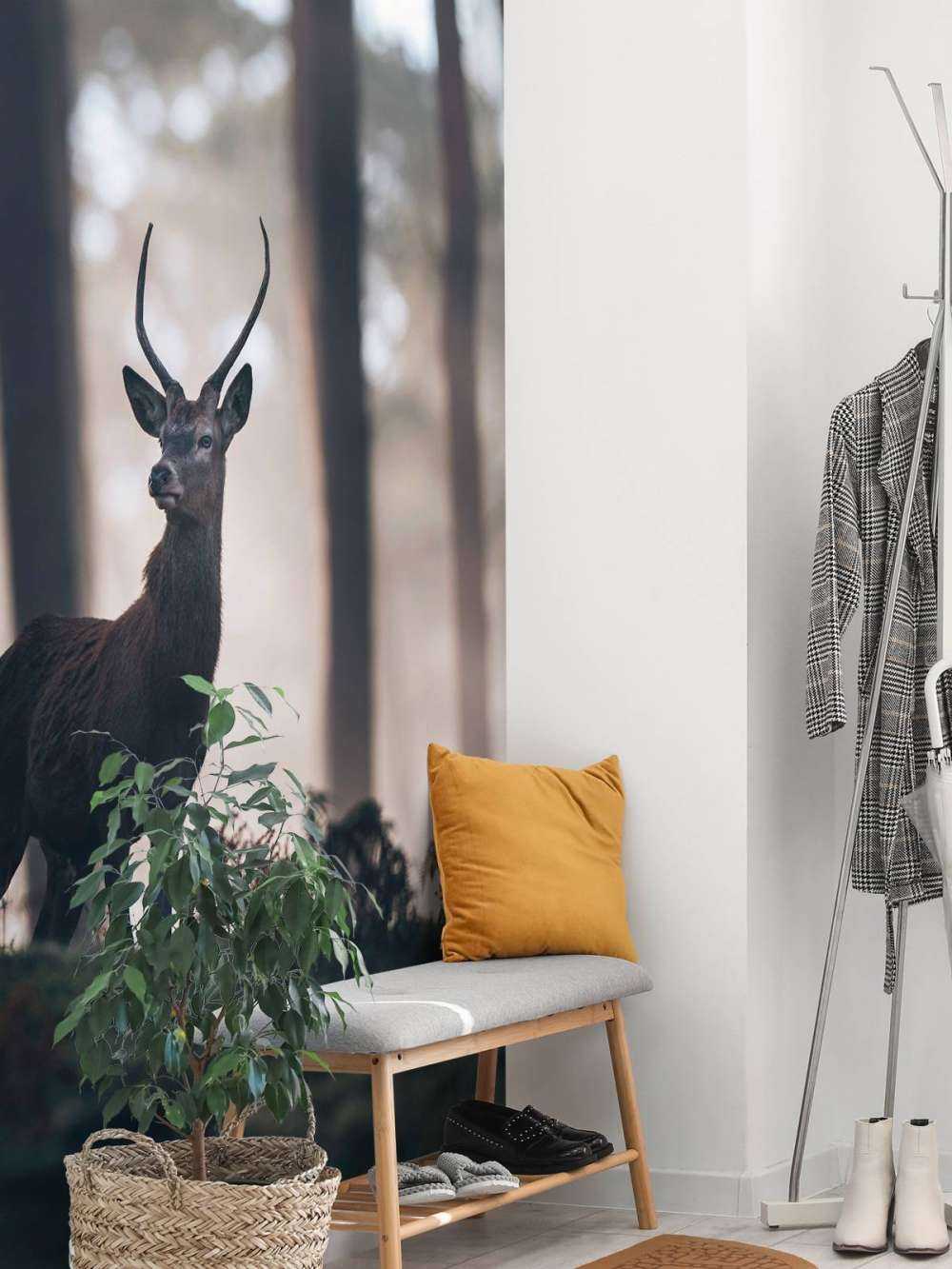 Cerf près des arbres