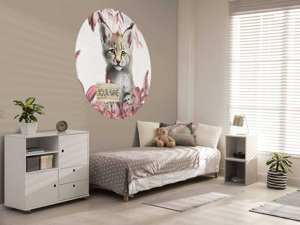 Bébé lynx dans la jungle rose