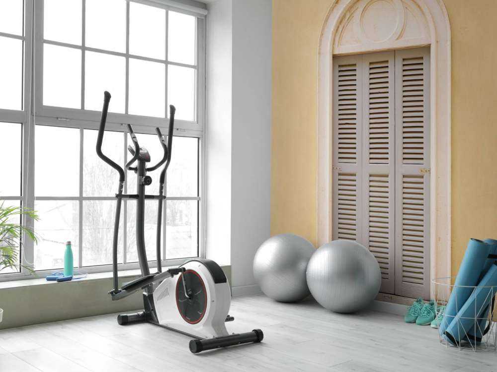 Fenêtre avec volets en bois sur un mur jaune