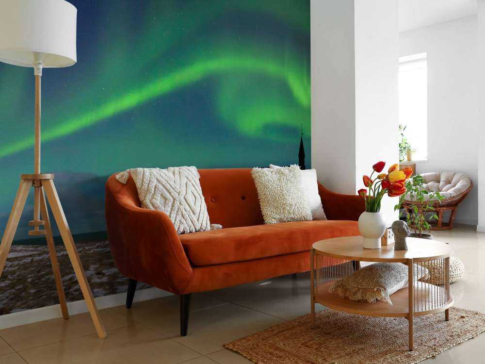 Aurore boréale au-dessus d'une église